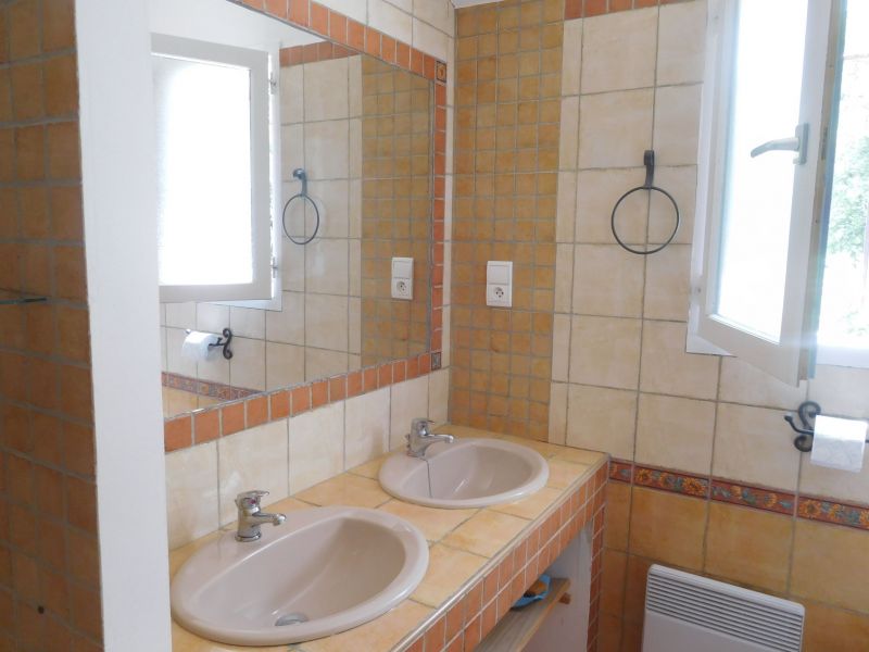 photo 25 Location entre particuliers Apt villa Provence-Alpes-Cte d'Azur Vaucluse salle de bain