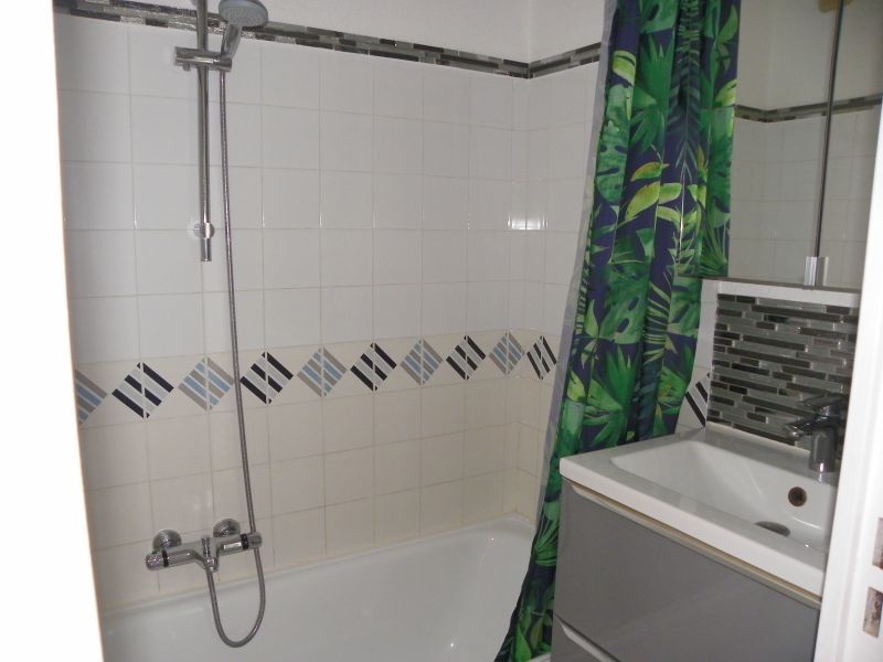 photo 12 Location entre particuliers  appartement Provence-Alpes-Cte d'Azur Var salle de bain