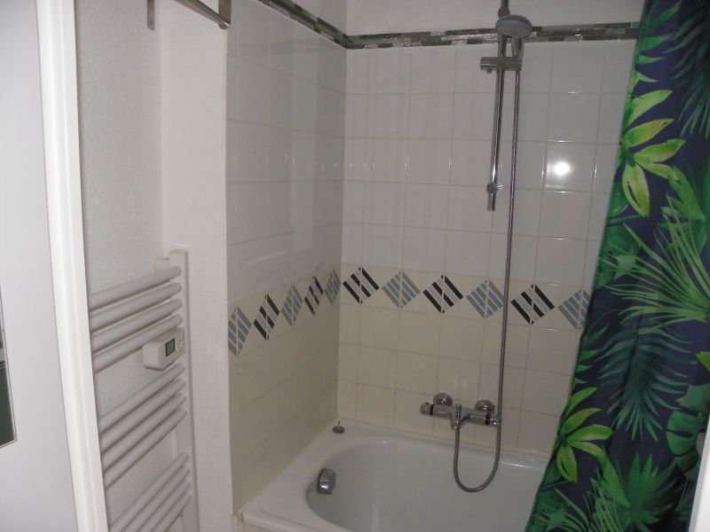 photo 13 Location entre particuliers  appartement Provence-Alpes-Cte d'Azur Var salle de bain