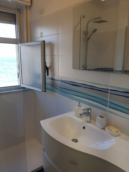 photo 11 Location entre particuliers Taormine appartement Sicile Messine (province de) salle de bain