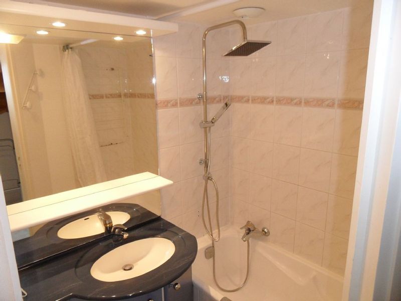 photo 9 Location entre particuliers La Couarde-sur-Mer appartement Poitou-Charentes Charente-Maritime salle de bain