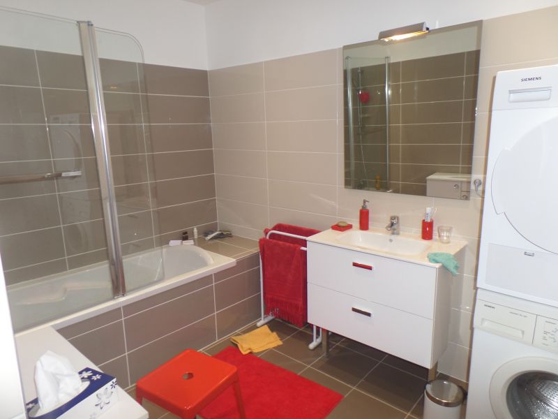 photo 4 Location entre particuliers Six Fours Les Plages appartement Provence-Alpes-Cte d'Azur Var salle de bain