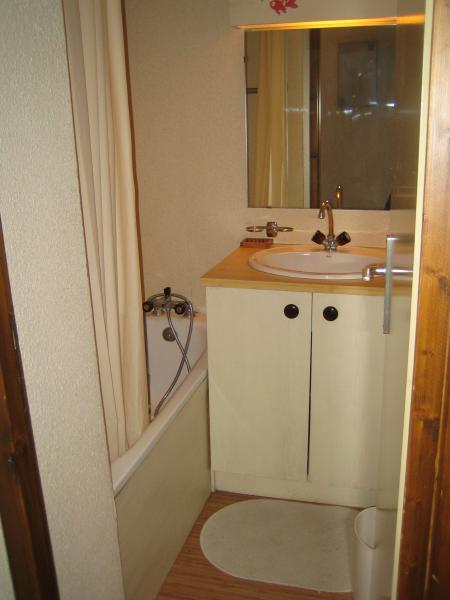 photo 1 Location entre particuliers Praz de Lys Sommand studio Rhne-Alpes Haute-Savoie salle de bain