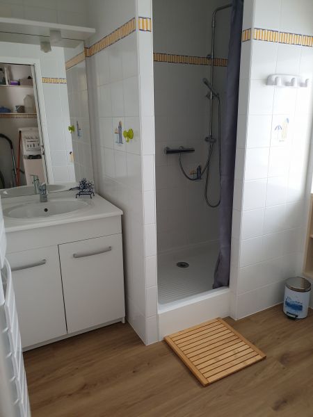 photo 20 Location entre particuliers Blainville-sur-Mer gite Basse-Normandie Manche salle de bain