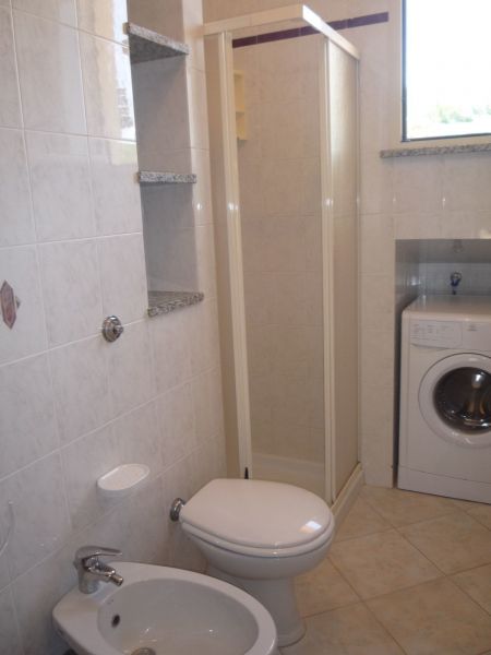 photo 18 Location entre particuliers Villasimius appartement Sardaigne Cagliari (province de) salle de bain 2