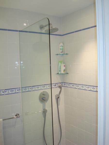 photo 12 Location entre particuliers Port Grimaud maison Provence-Alpes-Cte d'Azur Var salle de bain 1