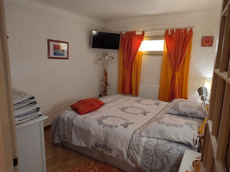 photo 4 Location entre particuliers Entrecasteaux maison Provence-Alpes-Cte d'Azur Var chambre 1