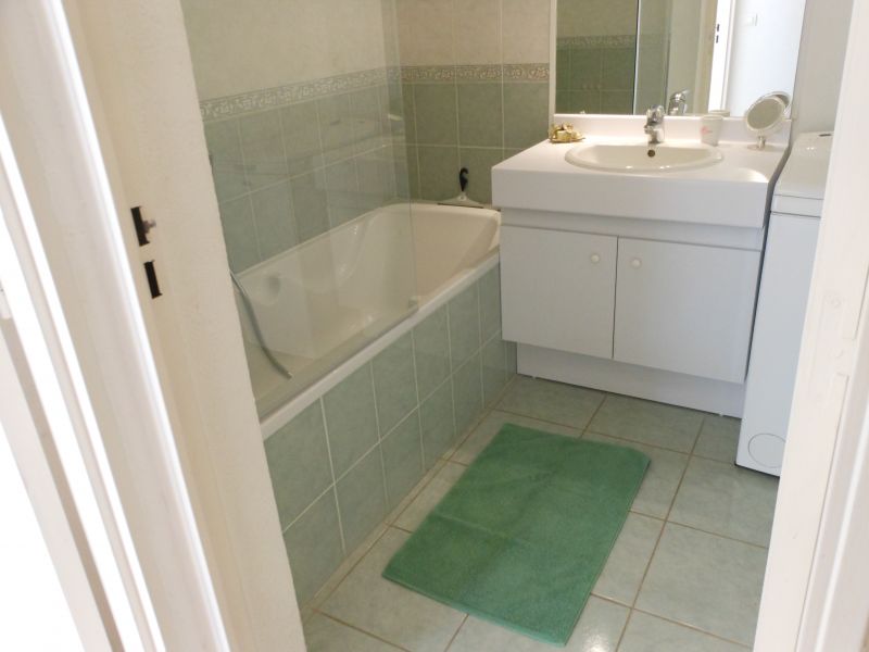 photo 1 Location entre particuliers Frjus appartement Provence-Alpes-Cte d'Azur Var salle de bain