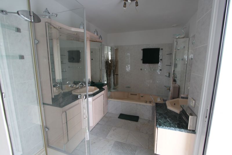 photo 17 Location entre particuliers Juan les Pins villa Provence-Alpes-Cte d'Azur Alpes-Maritimes salle de bain 1