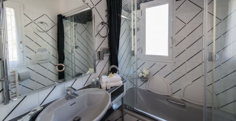 photo 18 Location entre particuliers Juan les Pins villa Provence-Alpes-Cte d'Azur Alpes-Maritimes salle de bain 2