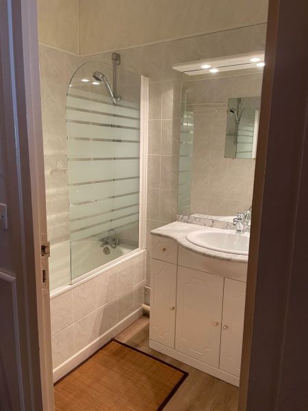 photo 9 Location entre particuliers Gourette appartement   salle de bain