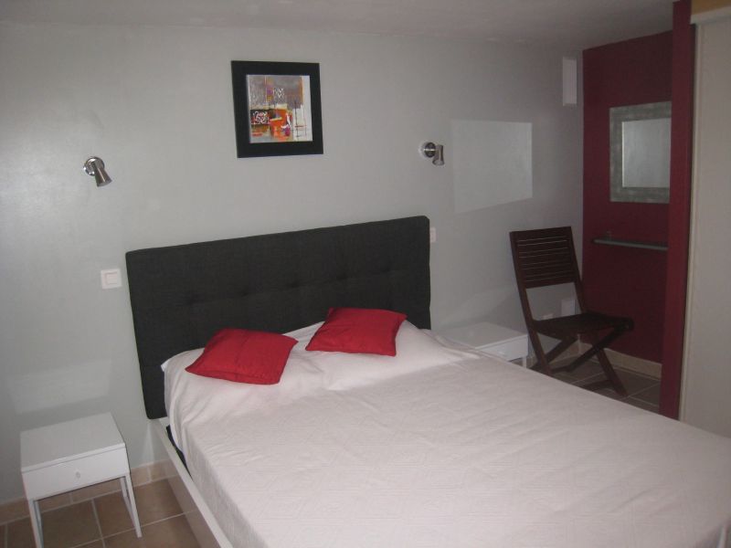 photo 14 Location entre particuliers Bormes Les Mimosas appartement Provence-Alpes-Cte d'Azur Var chambre 1