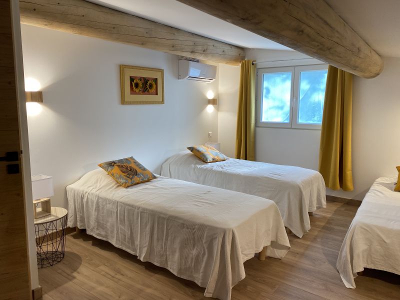 photo 9 Location entre particuliers Isle sur la Sorgue maison Provence-Alpes-Cte d'Azur Vaucluse chambre 3