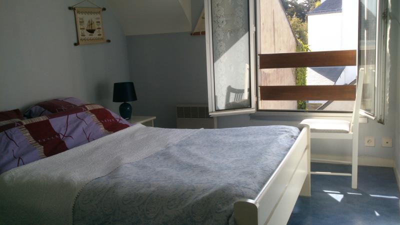 photo 3 Location entre particuliers Locmariaquer appartement Bretagne Morbihan chambre 1