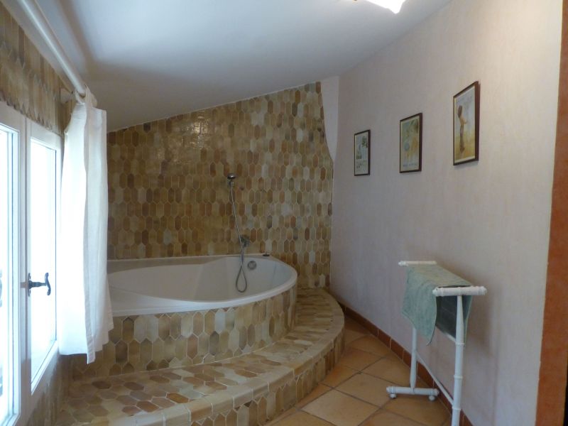 photo 17 Location entre particuliers Entrecasteaux villa Provence-Alpes-Cte d'Azur Var salle de bain 1