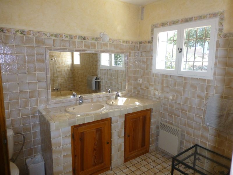 photo 25 Location entre particuliers Entrecasteaux villa Provence-Alpes-Cte d'Azur Var salle de bain 4