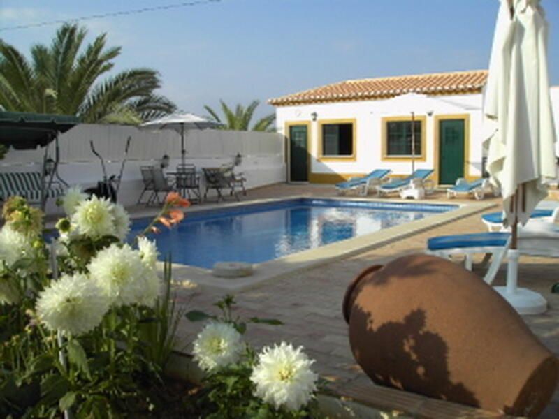 photo 1 Location entre particuliers Porches studio Algarve  Vue de la terrasse