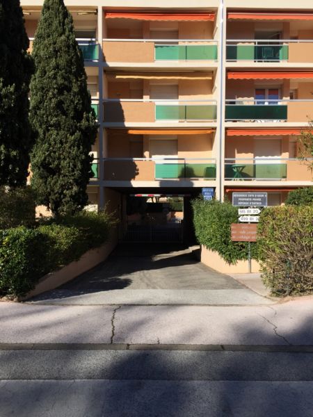 photo 17 Location entre particuliers Bormes Les Mimosas appartement Provence-Alpes-Cte d'Azur Var Parking