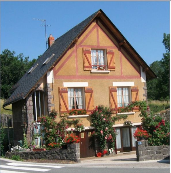 photo 1 Location entre particuliers Besse et Saint Anastaise gite Auvergne Puy-de-Dme Vue extrieure de la location