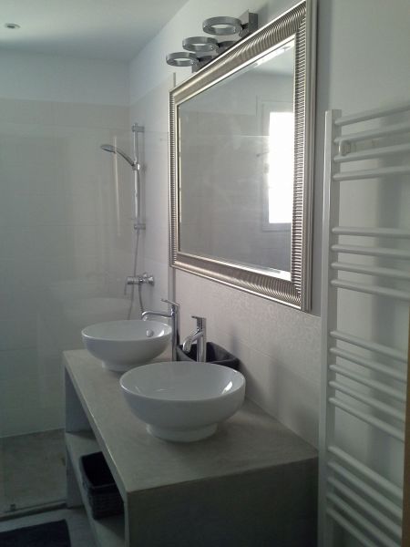 photo 11 Location entre particuliers Roussillon maison Provence-Alpes-Cte d'Azur Vaucluse salle de bain