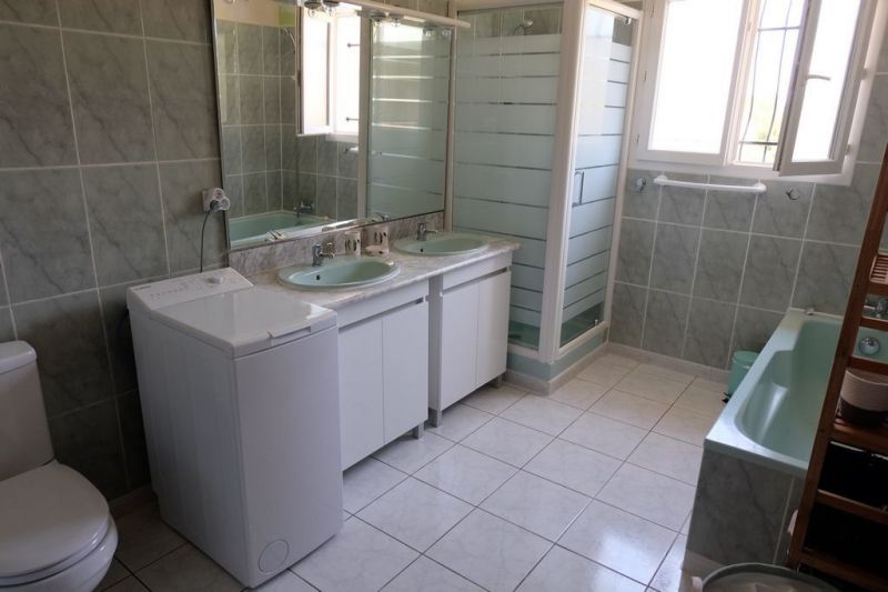 photo 11 Location entre particuliers Pzenas villa Languedoc-Roussillon Hrault salle de bain