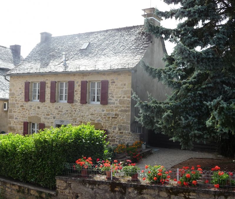 photo 1 Location entre particuliers Conques gite Midi-Pyrnes Aveyron Cour