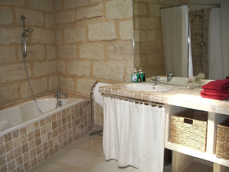 photo 24 Location entre particuliers Uzs maison Languedoc-Roussillon Gard salle de bain