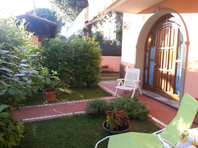 photo 14 Location entre particuliers Marina di Massa appartement Toscane Massa Carrare (province de) Jardin