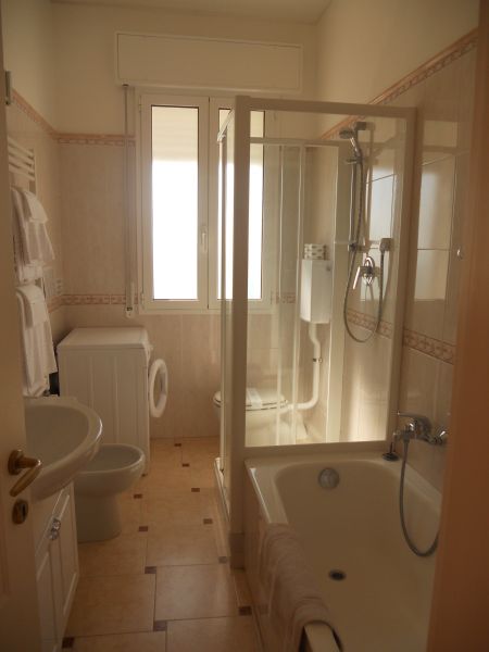 photo 4 Location entre particuliers Diano Marina appartement Ligurie Imperia (province d') salle de bain