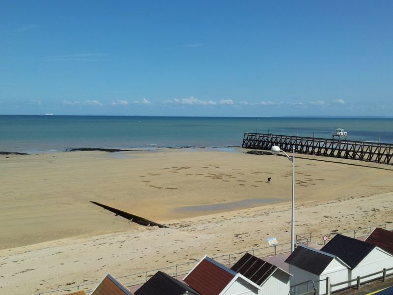 photo 0 Location entre particuliers Luc sur Mer appartement Basse-Normandie Calvados Vue du balcon