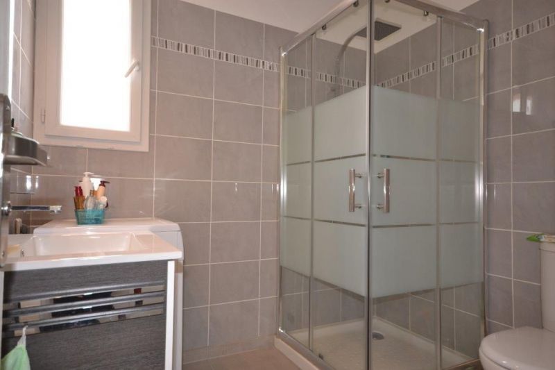 photo 7 Location entre particuliers Juan les Pins studio Provence-Alpes-Cte d'Azur Alpes-Maritimes salle de bain