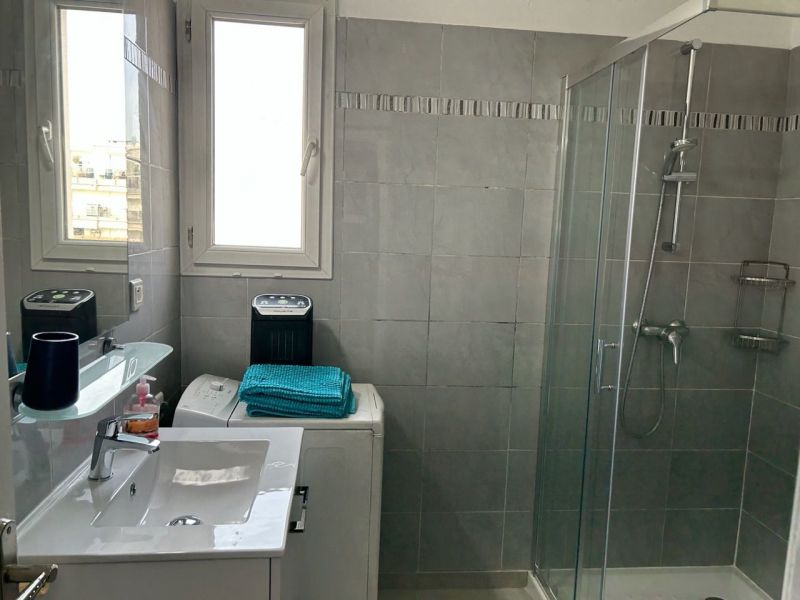 photo 11 Location entre particuliers Juan les Pins studio Provence-Alpes-Cte d'Azur Alpes-Maritimes salle de bain