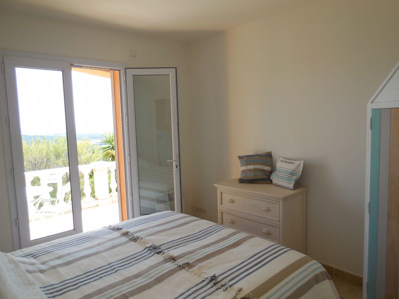 photo 16 Location entre particuliers La Londe-les-Maures villa Provence-Alpes-Cte d'Azur Var chambre 2